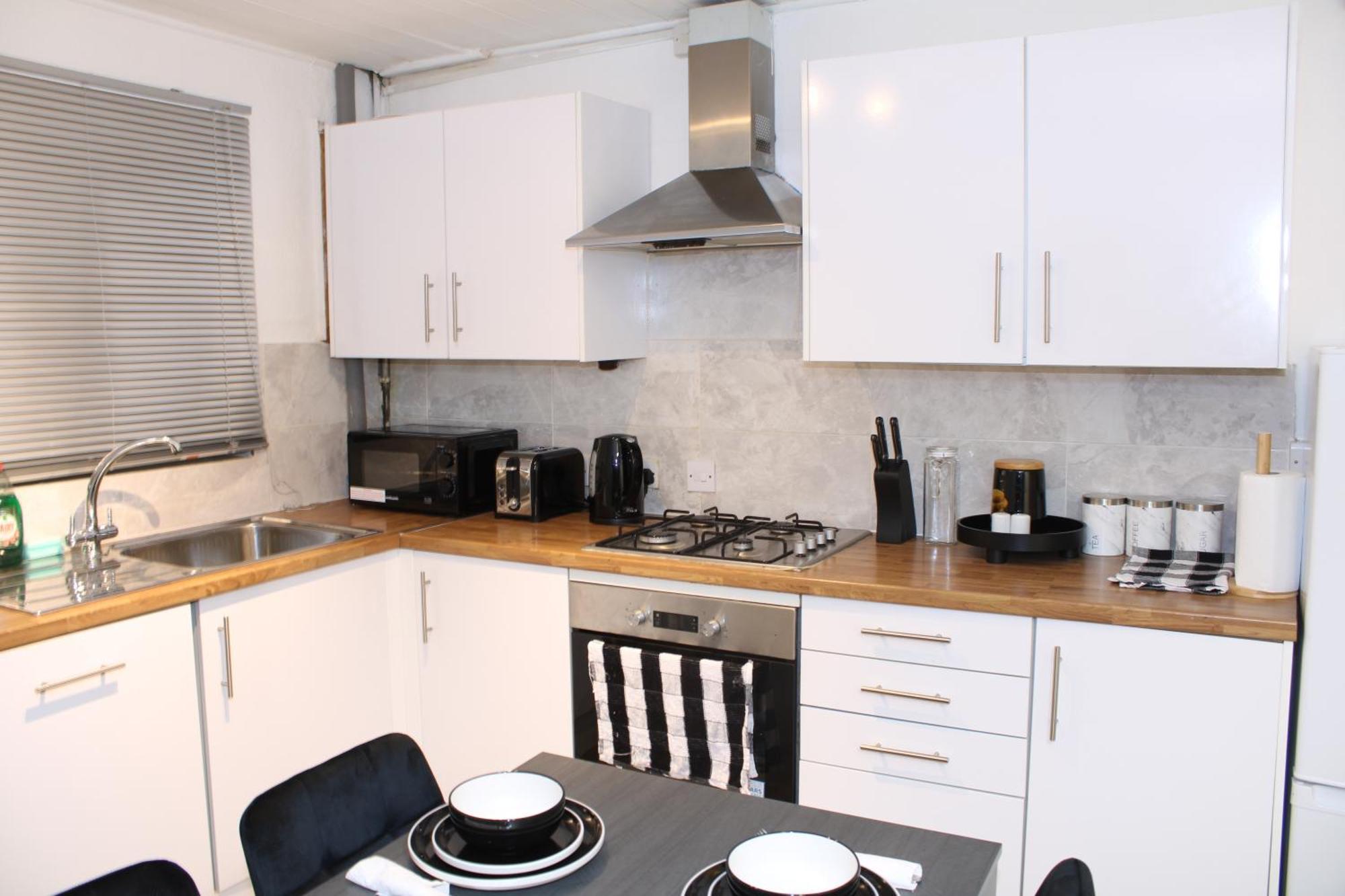 F2S Serviced Apartments 2Bedroom Terrace House With Free Wifi Netflix Suitable For Contractors Walking Distance To Train Station Derby Kültér fotó