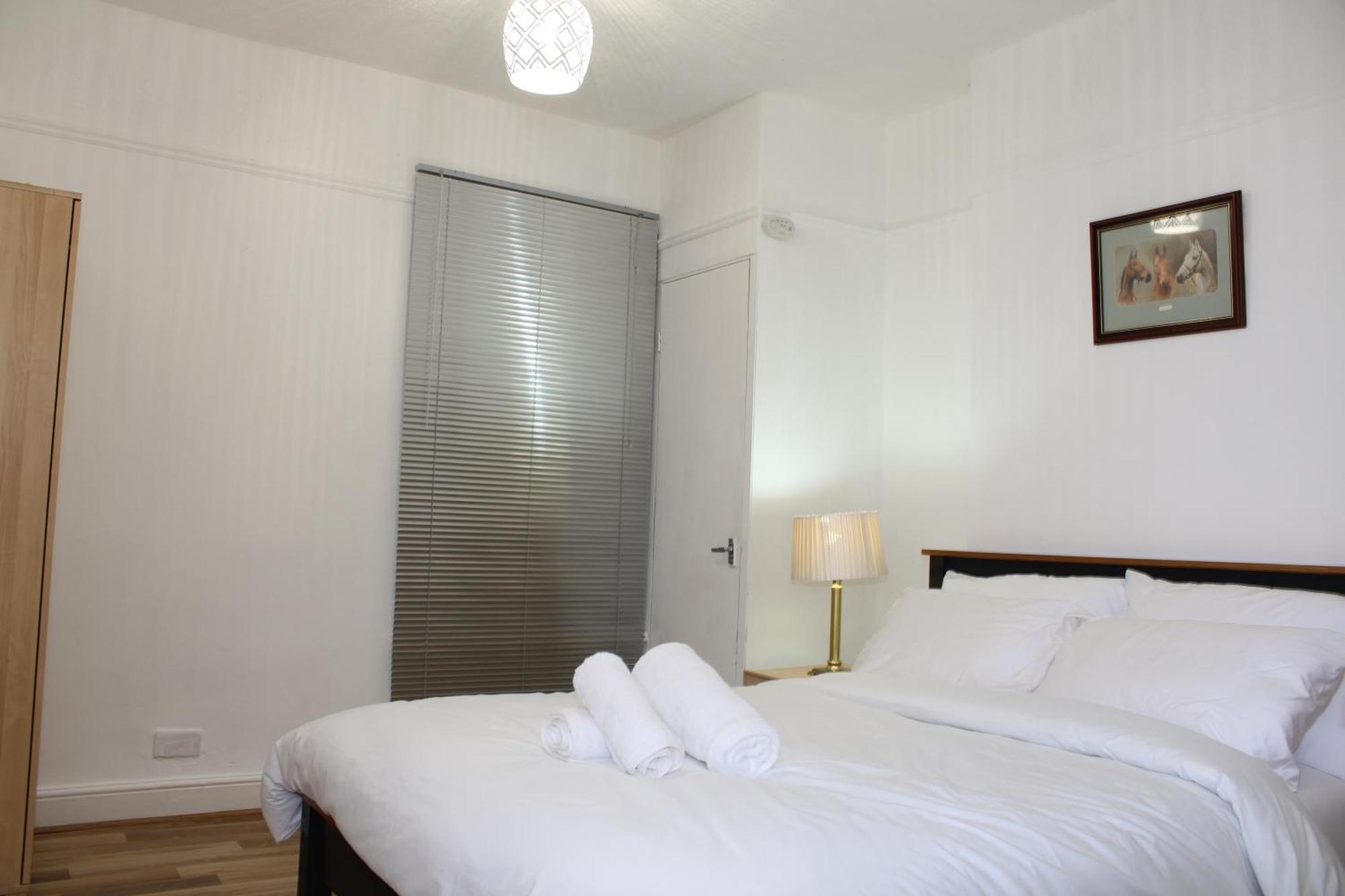 F2S Serviced Apartments 2Bedroom Terrace House With Free Wifi Netflix Suitable For Contractors Walking Distance To Train Station Derby Kültér fotó