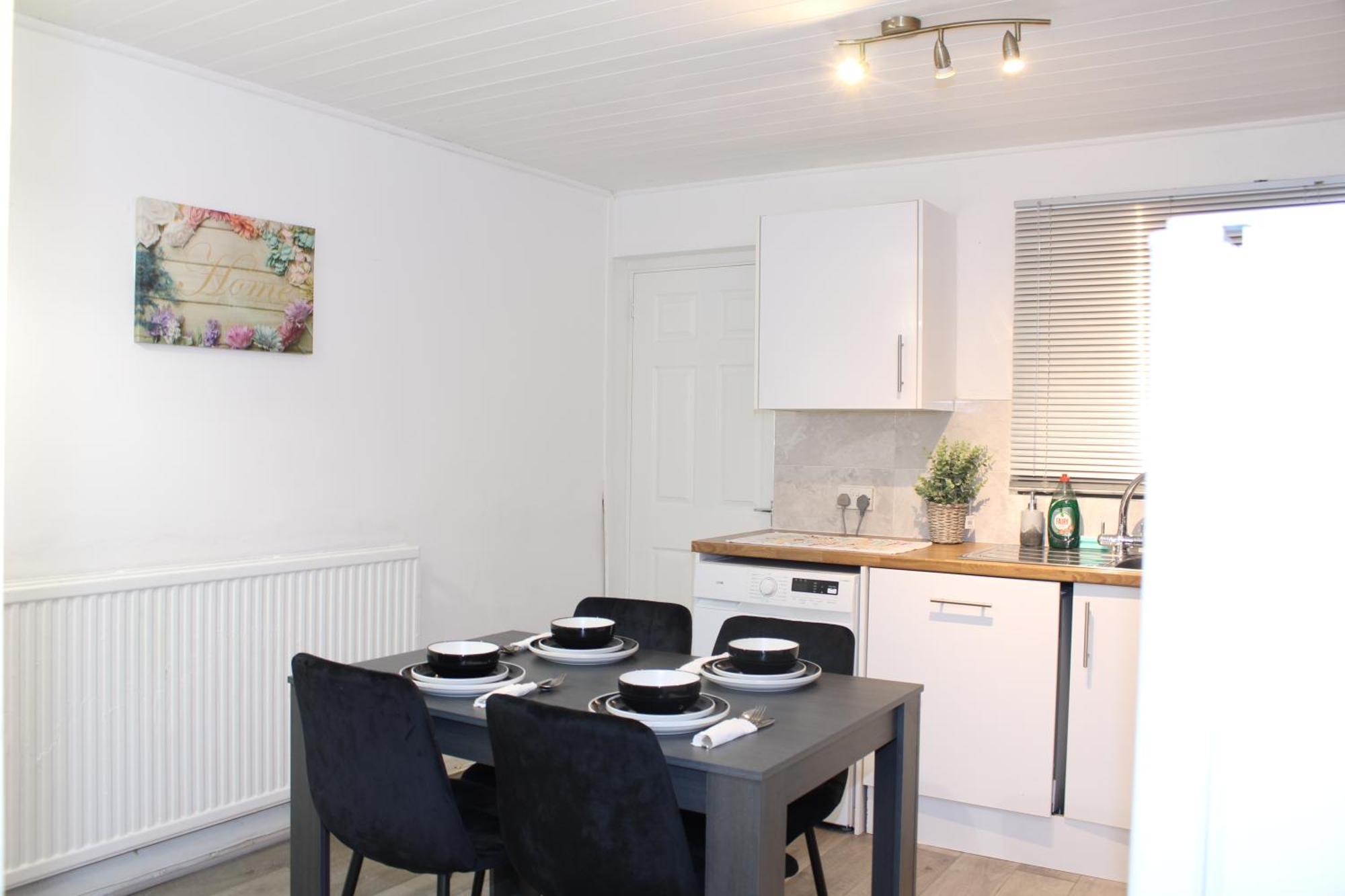 F2S Serviced Apartments 2Bedroom Terrace House With Free Wifi Netflix Suitable For Contractors Walking Distance To Train Station Derby Kültér fotó