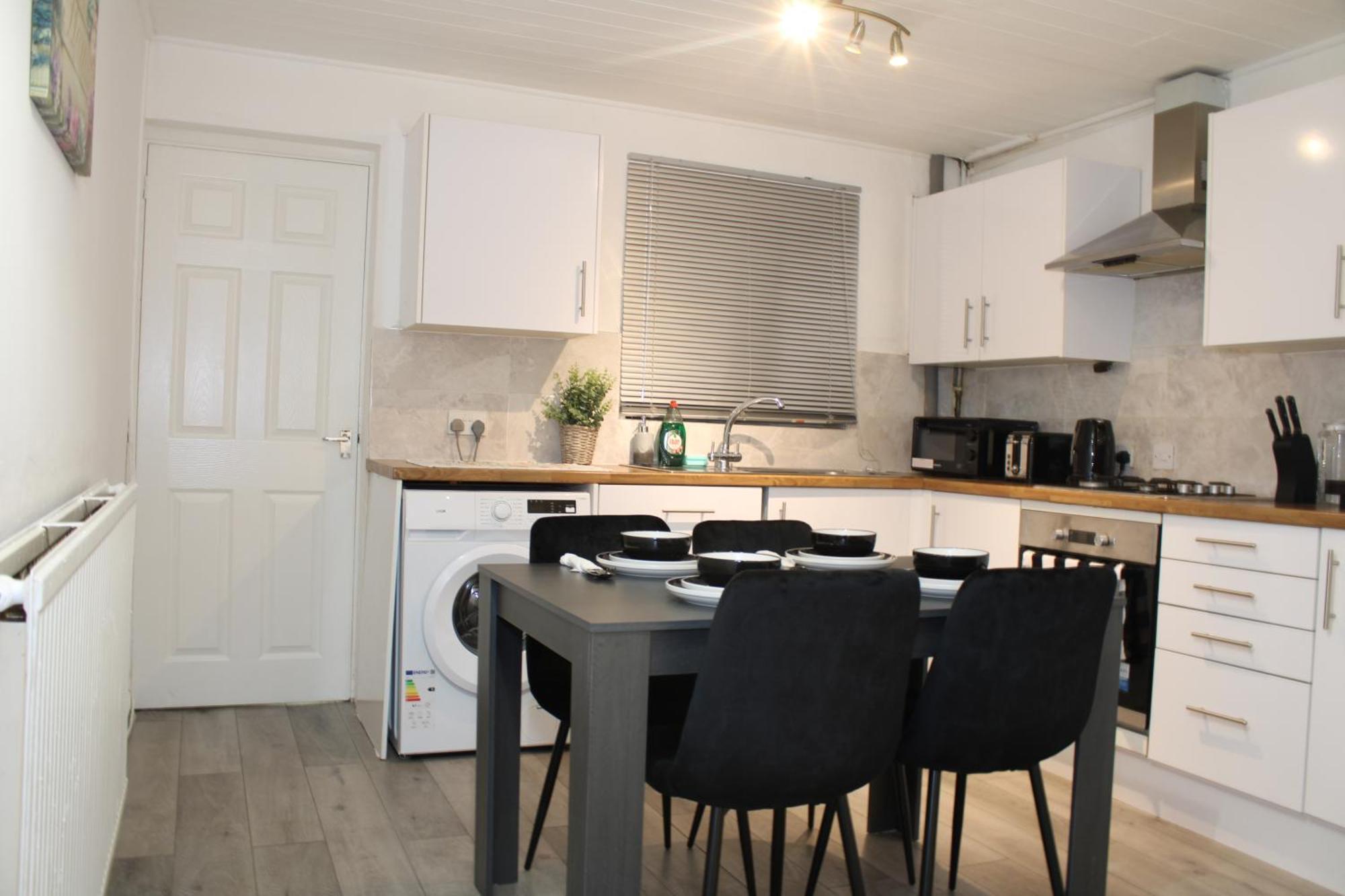 F2S Serviced Apartments 2Bedroom Terrace House With Free Wifi Netflix Suitable For Contractors Walking Distance To Train Station Derby Kültér fotó
