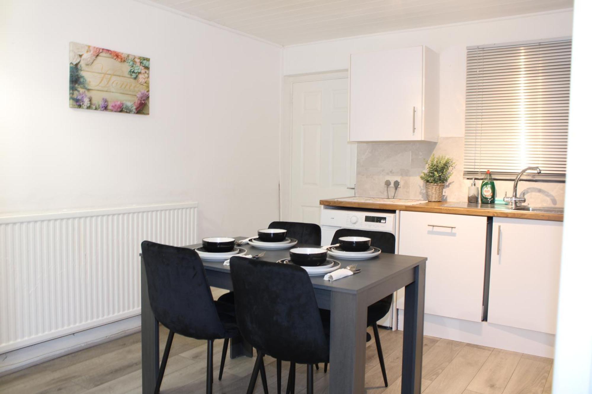 F2S Serviced Apartments 2Bedroom Terrace House With Free Wifi Netflix Suitable For Contractors Walking Distance To Train Station Derby Kültér fotó
