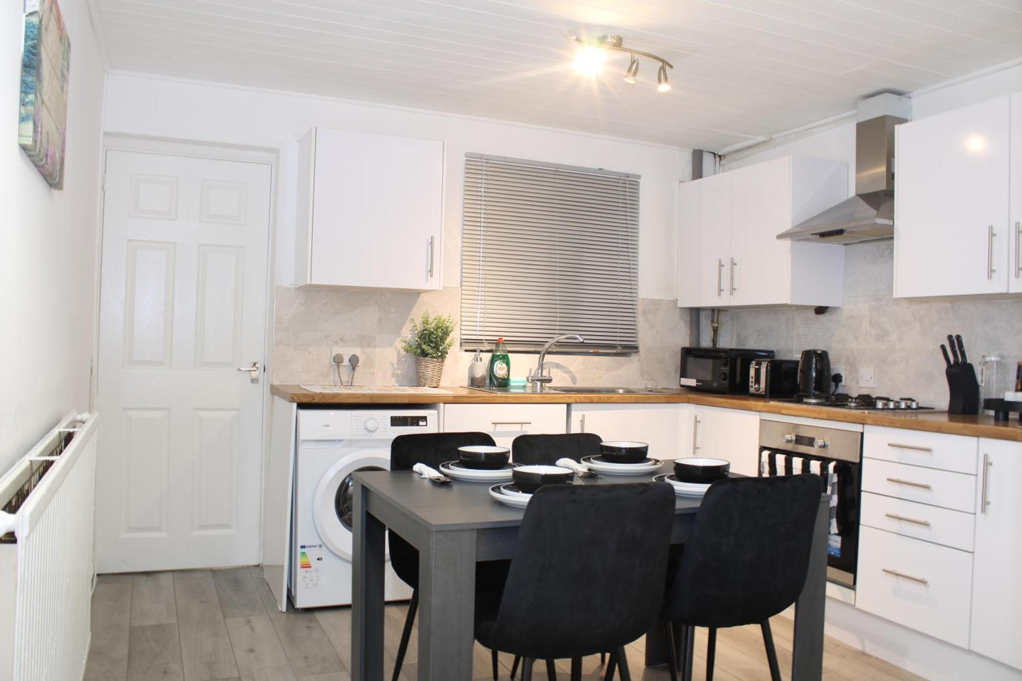 F2S Serviced Apartments 2Bedroom Terrace House With Free Wifi Netflix Suitable For Contractors Walking Distance To Train Station Derby Kültér fotó